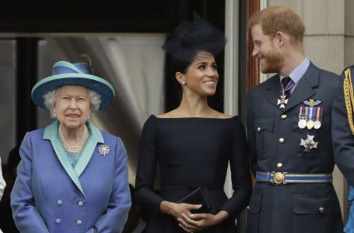 Solche Bilder wird es erst einmal nicht mehr geben: Die Queen an der Seite von  Meghan und Harry. (Archivbild) Foto: dpa/Matt Dunham
