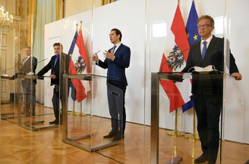 Die österreichische Regierung um Bundeskanzler Sebastian Kurz (Zweiter von rechts) setzt ein Zeichen in der Corona-Krise. Foto: AP/Roland Schlager