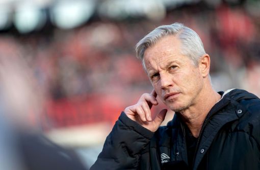 Jens Keller will mit einem Sieg gegen den VfB den Klassenverbleib des 1. FC Nürnberg unter Dach und Fach bringen. Foto: dpa/Daniel Karmann