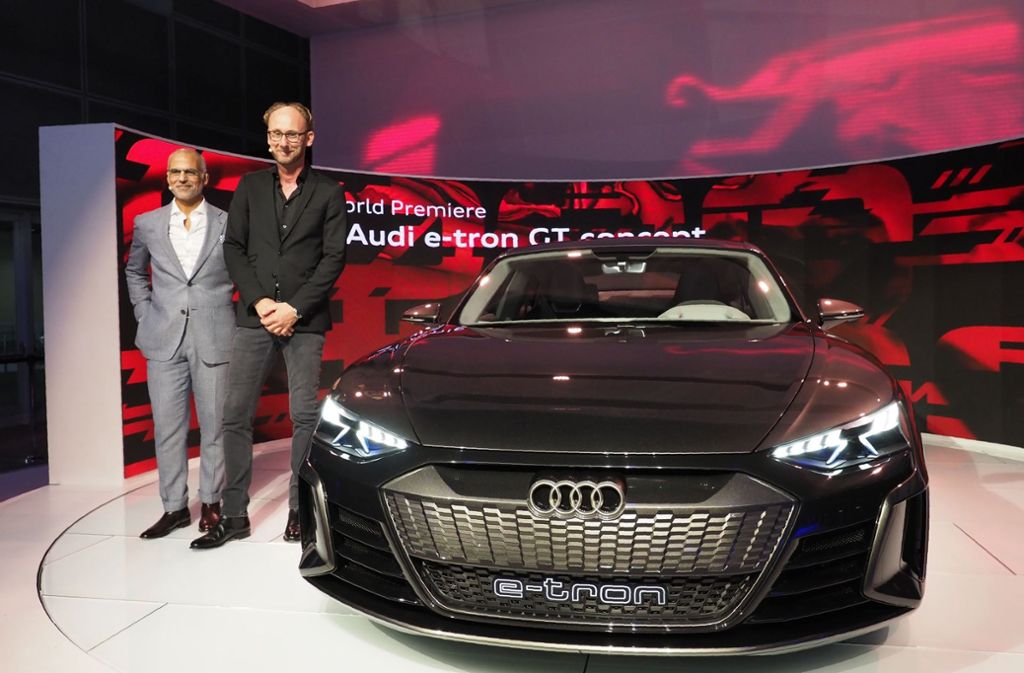 Mark del Rosso, Amerika-Chef von Audi, und Chefdesigner Marc Lichte (von links) präsentierten in Los Angeles den Elektro-Supersportwagen Audi e-tron GT, der in zwei Jahren auf den Markt kommen soll.