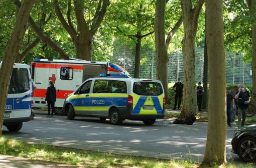 Tatort Mercedesstraße am 16. Mai: Polizei und Rettungsdienst kümmern sich um die Opfer des Überfalls. Foto: /Andreas Rosar/ Fotoagentur Stuttgart