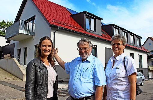 Isabel Hetterich, Werner Rabe und Andrea Bremer (von links) sind stolz auf den Neubau an der Eichenparkstraße. Foto: Caroline Holowiecki