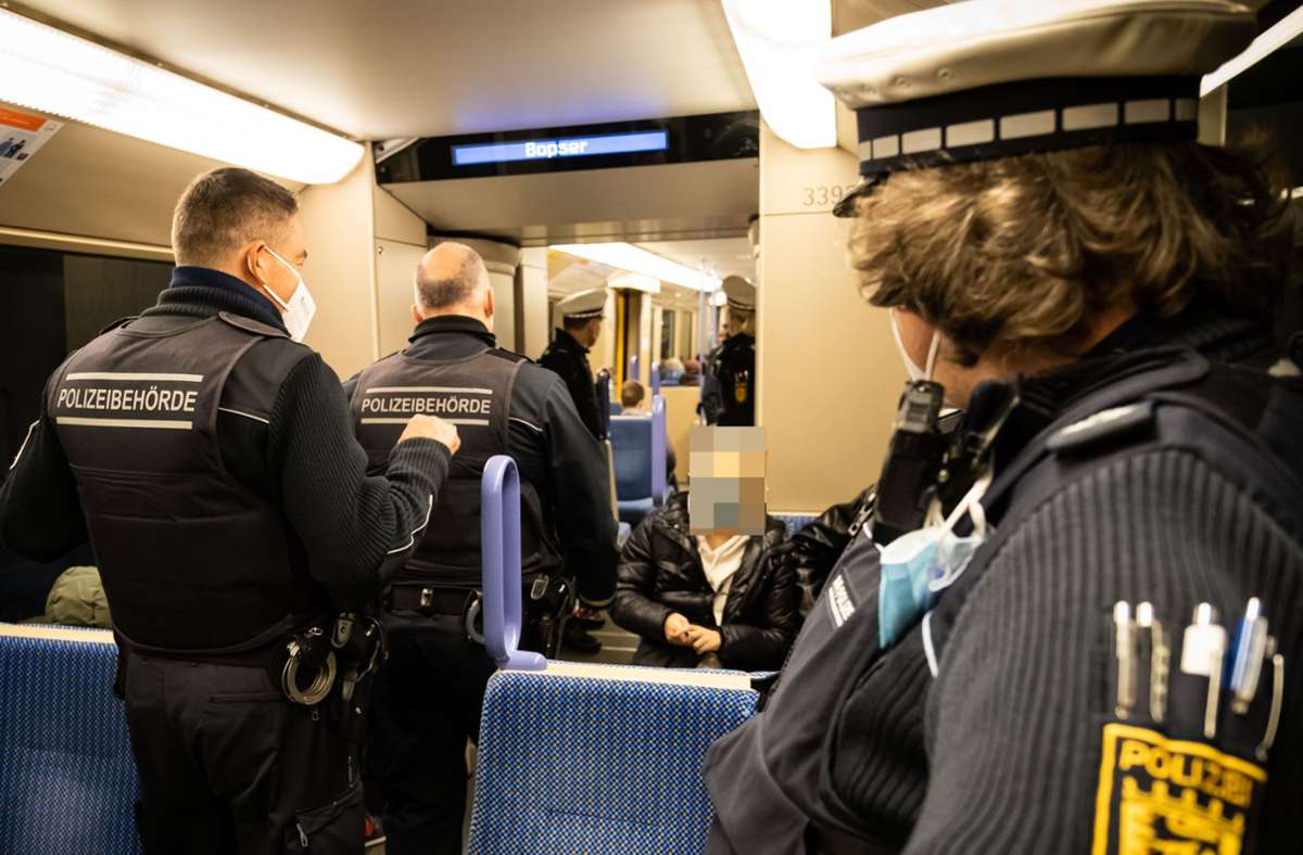 Nur gemeinsam wirkungsvoll: Polizei und Ordnungsamt unterwegs  in einer Stadtbahn. Foto: Lichtgut/Achim Zweygarth