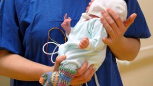 Eine Frau hat in München ihr Neugeborenes in einem Gebüsch zurück gelassen. Der Säugling kam in eine Klinik, ihm geht es den Angaben zufolge den Umständen entsprechend gut. (Symbolfoto) Foto: dpa