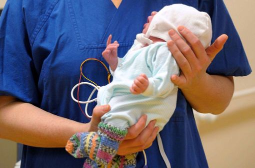 Eine Frau hat in München ihr Neugeborenes in einem Gebüsch zurück gelassen. Der Säugling kam in eine Klinik, ihm geht es den Angaben zufolge den Umständen entsprechend gut. (Symbolfoto) Foto: dpa