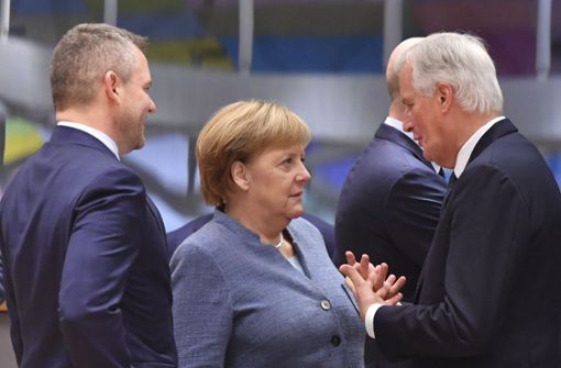 Bundeskanzlerin Angela Merkel (links), spricht mit Michel Barnier, Chefunterhändler der Europäischen Union für den Brexit, vor dem EU-Gipfel. Foto: AP