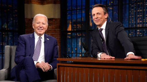 Joe Biden (l) war bereits vor zehn Jahren als Gast in der Sendung Late Night with Seth Meyers. Foto: Evan Vucci/AP