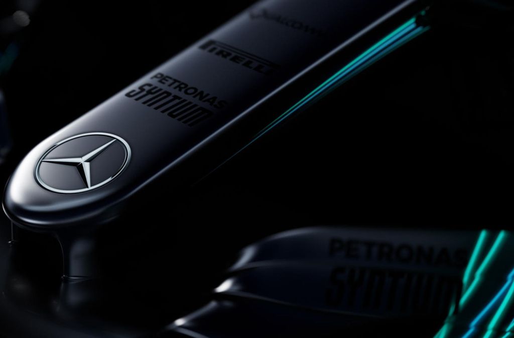 Wie sieht der neue Silberpfeil namens W08 wohl aus? Valtteri Bottas und der dreimalige WM-Champion Lewis Hamilton enthüllen den neuen Rennwagen.