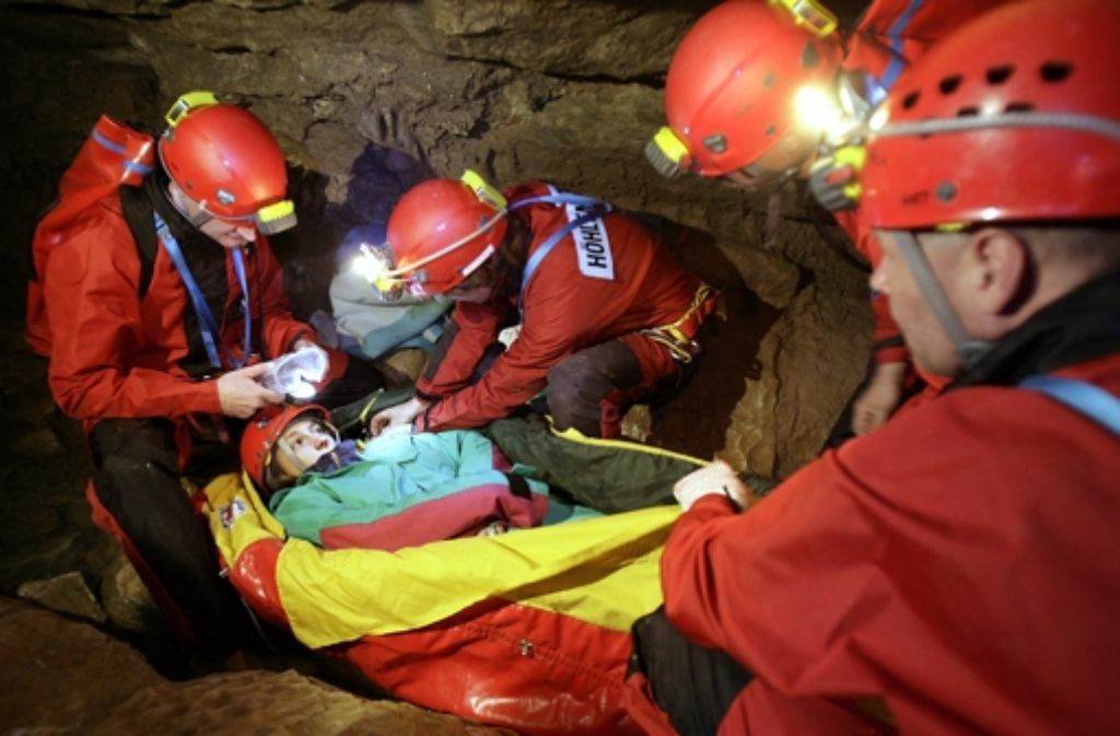 Höhlenretter  simulieren während einer Übung in der Falkensteiner Höhle zwischen Bad Urach und Grabenstetten die Bergung einer verletzten Frau, die in einer flexiblen Trage aus dem Gangsystem transportiert wird.