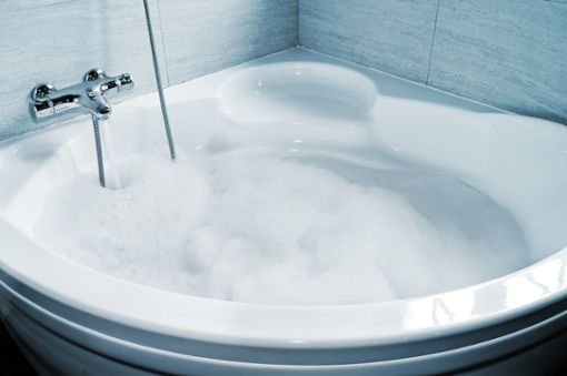 Sollte man mit Fieber lieber nicht baden? Foto: nito / shutterstock.com