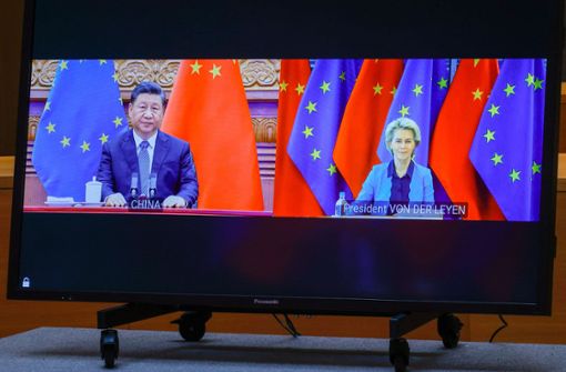 Der Ton zwischen China und der EU wird schärfer. Hier Pekings Staatschef Xi Jinping und die EU-Kommissionschefin Ursula von der Leyen beim EU-China-Gipfel im vergangenen Jahr. Foto: AFP/OLIVIER MATTHYS