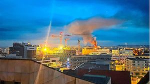 Spektakulärer Einsatz  der Böblinger Feuerwehr 2023: Im Februar brannte eine Dachwohnung auf dem Möbelhaus Poco Foto: Feuerwehr Böblingen/ 