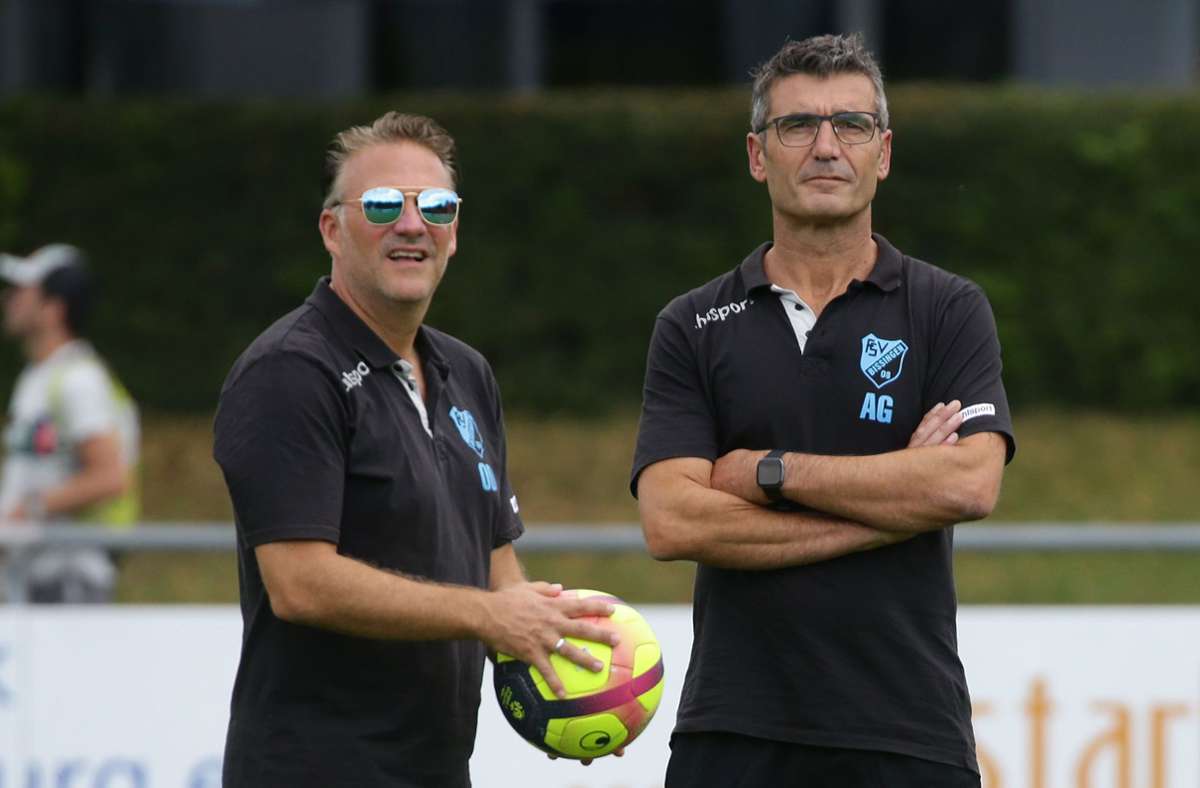 Der Sportliche Leiter Oliver Dense (li.) muss nun einen Nachfolger von Trainer Alfonso Garcia für den Oberligisten FSV 08 Bissingen suchen. Foto: Baumann