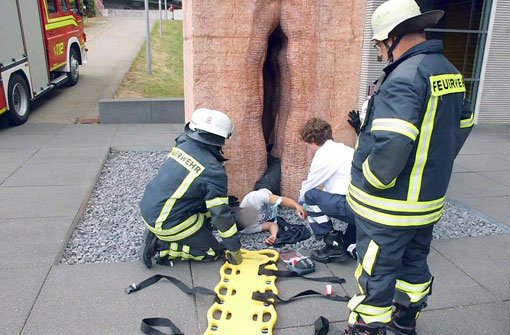 Die Feuerwehr befreit am vergangenen Freitag einen Austauschstudenten in Tübingen aus einer steinernen Vagina, in der er bei einer Mutprobe steckengeblieben ist.  Foto: Feuerwehr Tübingen/dpa