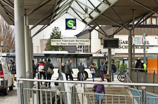 Am Busbahnhof in Filderstadt-Bernhausen steigen täglich 13 000 Fahrgäste auf Busse und Bahnen um. Foto: Horst Rudel