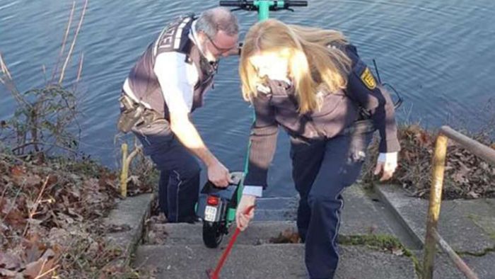 Polizei fischt E-Scooter aus dem Neckar