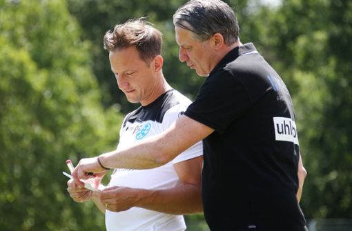 Sollen über die Saison hinaus bei den Kickers weitermachen: Trainer Ramon Gehrmann (li.) und der Sportliche Leiter Lutz Siebrecht. Foto: Baumann