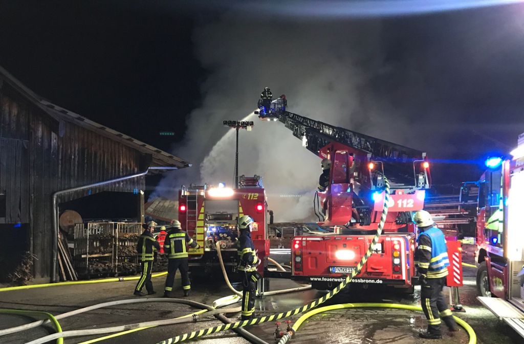 Die Feuerwehr rückte in der Nacht zum Mittwoch wegen eines Fassadenbrandes an einem Gebäude aus.