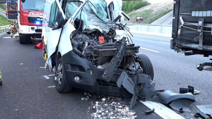 Transporter fährt in Stauende - Fahrer tödlich verletzt