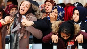 Qualvolle Trauer: Angehörige im Dezember 2016 bei der Beerdigung der Opfer des Terroranschlags der PKK in Istanbul. Foto: imago/Depo Photos/imago stock&people