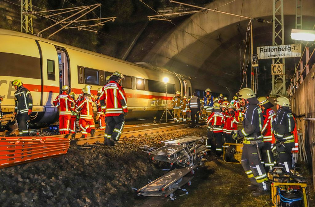 Fast 800 Rettungskräfte haben sich in der Nacht zum Sonntag an einer Großübung im Eisenbahntunnel in Bruchsal beteiligt.