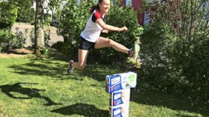 Alexandra Funk beim „Hürden-Training“ im heimischen Garten. Foto: privat