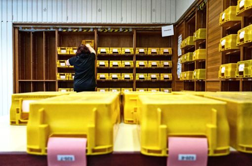 Endspurt: Eine Wahlhelferin bereitet in einer Außenstelle des Statistischen Amtes Kisten zur Sortierung von Wahlbriefen vor. Foto: dpa/Marijan Murat
