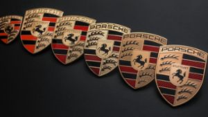 Das Foto zeigt die Entwicklung des Porsche-Logos, mit der letzten Aktualisierung auf der rechten Seite. Foto: dpa