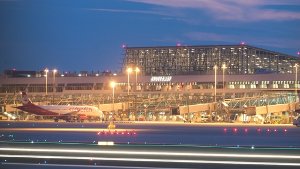 Der Stuttgarter Flughafen wird künftig Manfred-Rommel-Flughafen heißen Foto: dpa