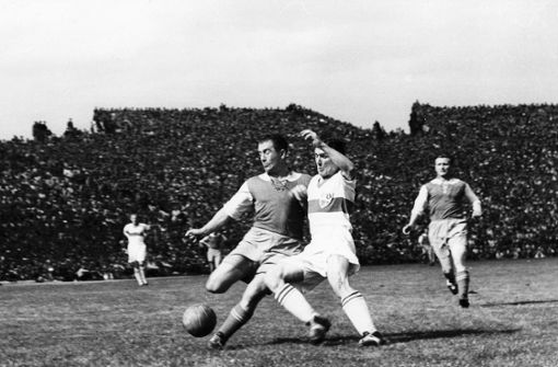 VfB-Mann Erich Retter (rechts) im Endspiel der deutschen Meisterschaft 1962. Foto: Pressefoto Baumann
