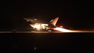 Die USA und Großbritannien griffen von Flugzeugen, Kriegsschiffen und U-Booten aus Raketen- und Marinestützpunkte der Huthi im Jemen an. Foto: dpa/Sgt Lee Goddard