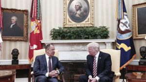 Donald Trump (rechts) im Gespräch mit dem russischen Außenminister Sergej Lawrow. Foto: AFP