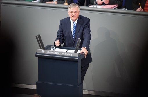 Bundestagsvizepräsident Peter Hintze (CDU) spricht im Bundestag zum Thema Sterbehilfe. Foto: dpa