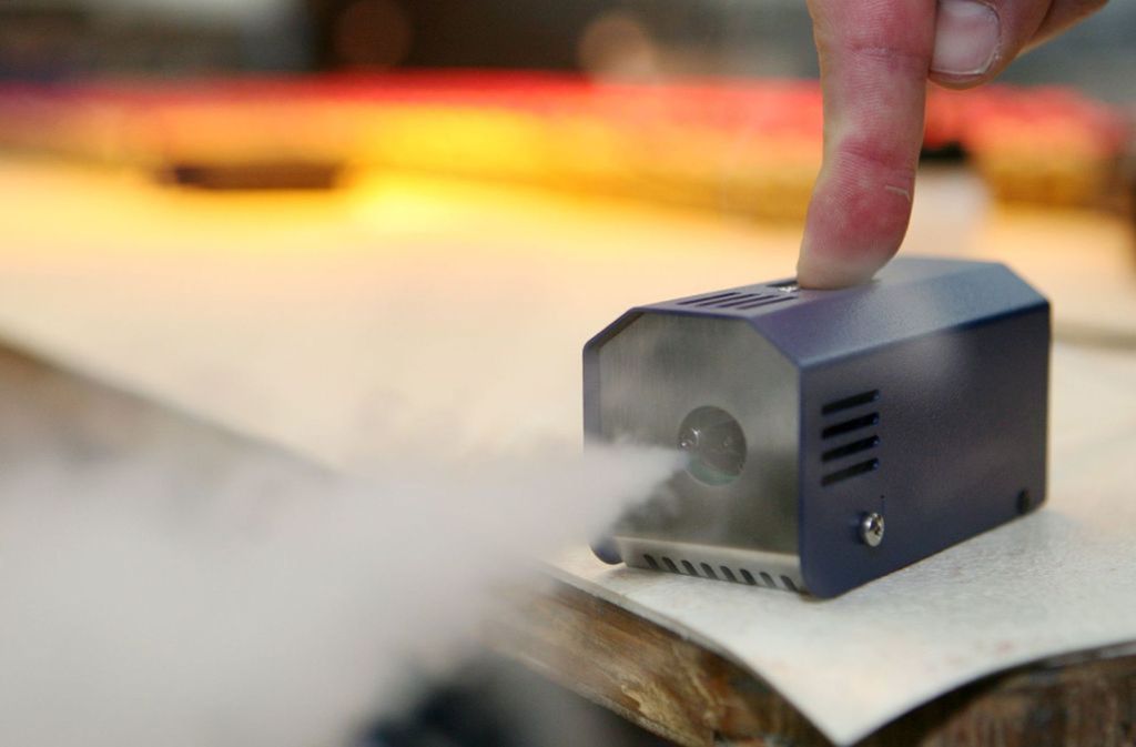 Nebelmaschine: Um in der Diskothek, auf der Theaterbühne oder vor der Filmkamera für besondere Stimmung zu sorgen, verdampft dieses Gerät bei rund 200 Grad ein Fluid aus Wasser und Glykolen zu einem künstlichen Nebel.
