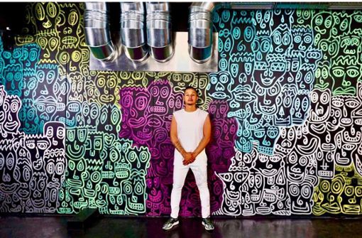 Romulo Kuranyi vor seinem Kunstwerk im Nice Club an der Theo Heuss. Foto: Waed Saad