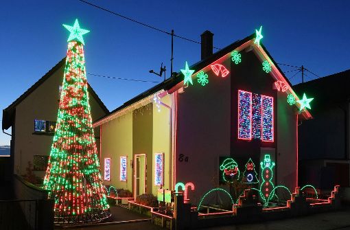 In Karlsruhe leuchtet ein Haus, das mit rund 30 000 LED-Lichtpunkten weihnachtlich geschmückt ist. Foto: dpa