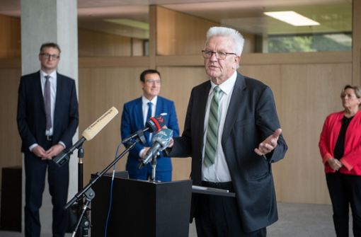Ministerpräsident Winfried Kretschmann (Zweiter von rechts) wehr sich gegen die Vorwürfe der Opposition. Foto: dpa/Marijan Murat