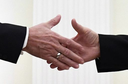 Währt ehrlich am längsten? Und genügt ein Handschlag, um Ehrlichkeit unter Beweis zu stellen? Foto: Alexander Nemenov/AFP/AP