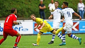Die Vorentscheidung: Steffen Leibold (gelbes Trikot) erwischt den Ball noch hauchdünn und erzielt das 2:0 für den FC. Foto: avanti