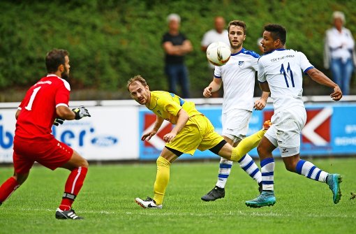 Die Vorentscheidung: Steffen Leibold (gelbes Trikot) erwischt den Ball noch hauchdünn und erzielt das 2:0 für den FC. Foto: avanti