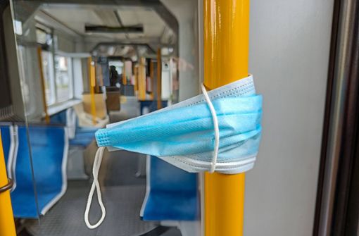 Wird ab Ende Januar in Bus und Bahn nicht mehr gebraucht: Eine Corona-Maske. (Symbolbild) Foto: IMAGO/Michael Gstettenbauer/IMAGO/Michael Gstettenbauer
