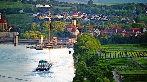 Das Castortransportschiff ist –  zunächst ohne radioaktive Fracht – auf dem Neckar  unterwegs. Es muss insgesamt sechs  Schleusen passieren. Foto: dpa