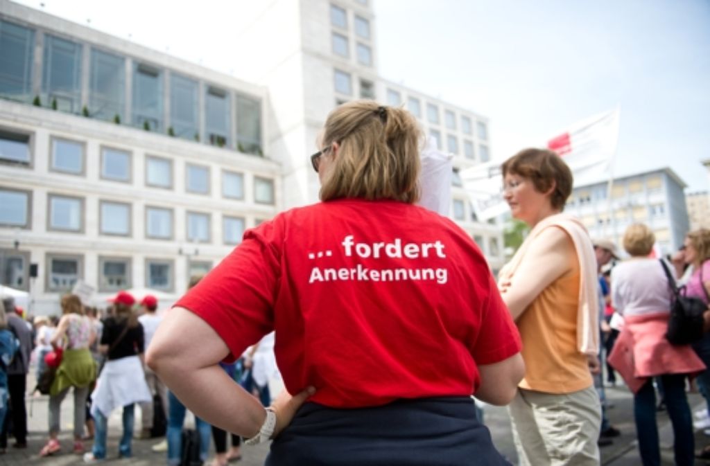 Erzieherinnen und Mitarbeiter der Sozialdienste gingen im Mai in Stuttgart für mehr Lohn und besserer Arbeitsbedingungen auf die Straße. Nun droht die Fortsetzung des Streiks Foto: dpa