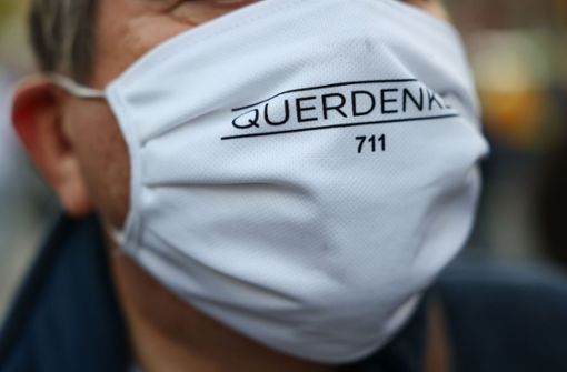 Anhänger der Bewegung Querdenken, die ihren Ursprung in Stuttgart hat. (Archivbild) Foto: AFP/YANN SCHREIBER