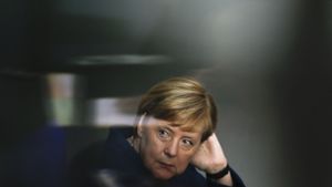 Die Bundeskanzlerin Angela Merkel gerät unter Druck: Die Parteien in Baden-Württemberg sehen die Schuld für die Pleite in Hessen bei der Regierung in Berlin. Foto: AP