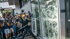 Demonstranten haben die Scheiben des Parlaments eingeschlagen und das Gebäude gestürmt. Foto: Getty Images