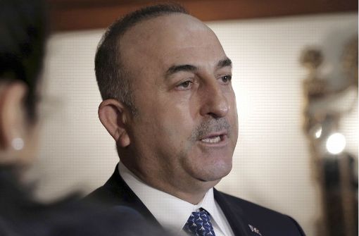 Der türkische Außenminister Mevlüt Cavusoglu auf einer Pressekonferenz zu einem in Gaggenau abgesagten Wahlkampftermin. Foto: AP