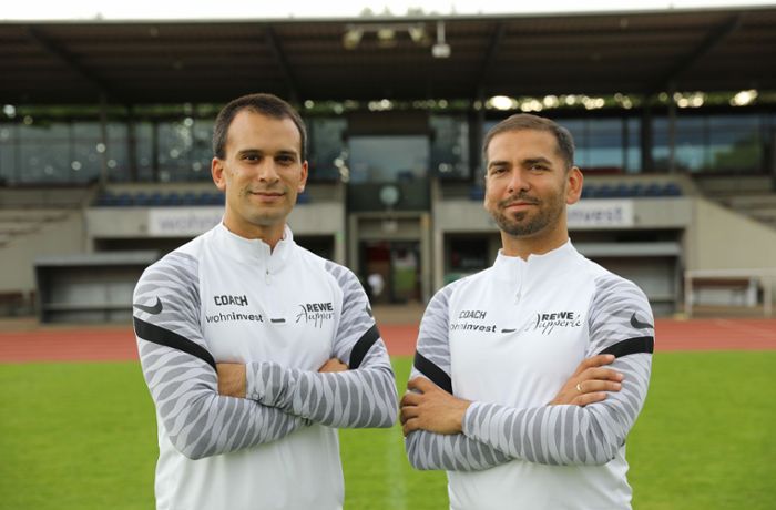 Fußball: SV Fellbach II: Der Trainer und sein Assistent spielen mit