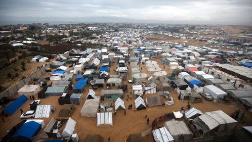Ein Blick auf ein behelfsmäßiges Zeltlager für Palästinenser, die durch die israelische Bodenoffensive auf den Gazastreifen vertrieben wurden. Foto: Mohammed Dahman/AP/dpa