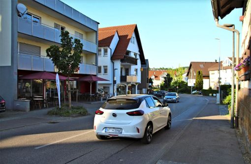 Die Hochdorfer Ortsdurchfahrt  Richtung Roßwälden ist viel befahren. Foto: /Katja Eisenhardt